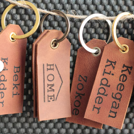 Skórzana etykieta na bagaż z personalizowanym grawerem imienia

