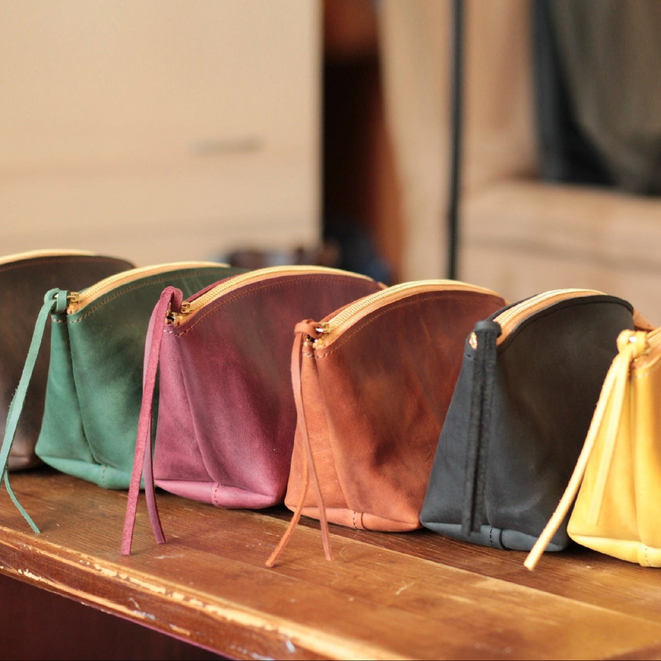 Skórzana kosmetyczka z wygrawerowanym inicjałem „M” – rozmiar duża 24x16,5x4 cm (9,45″x6,50″x1,57″)

