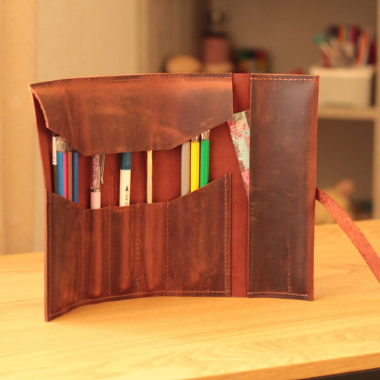 Skórzane etui na pędzle z wygrawerowanym imieniem „Anna” – wymiary 8x32 cm (3,15″x12,60″)
