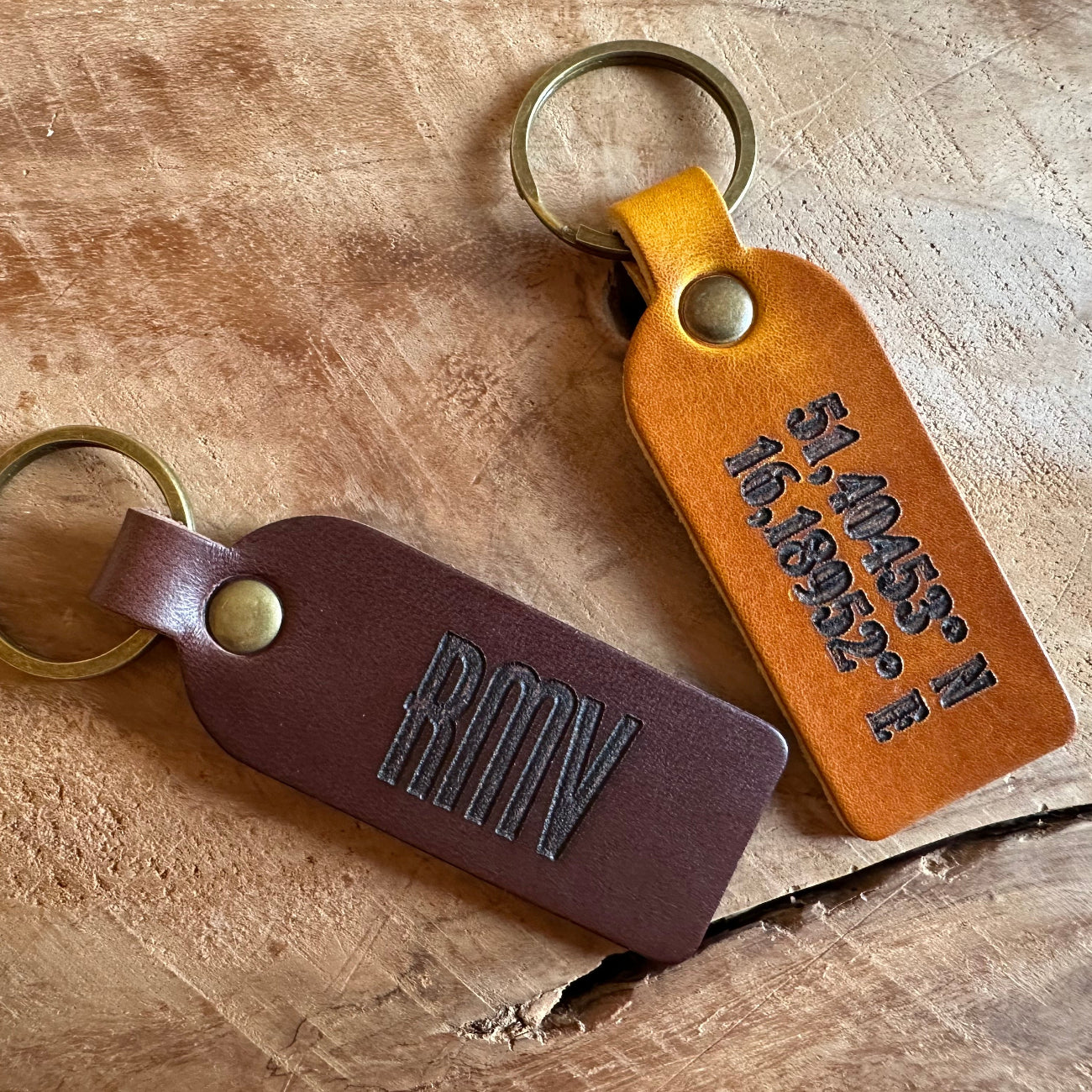 Skórzany brelok do kluczy z personalizowanym grawerem inicjałów
