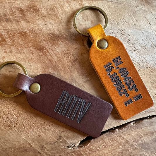 Skórzany brelok do kluczy z personalizowanym grawerem inicjałów
