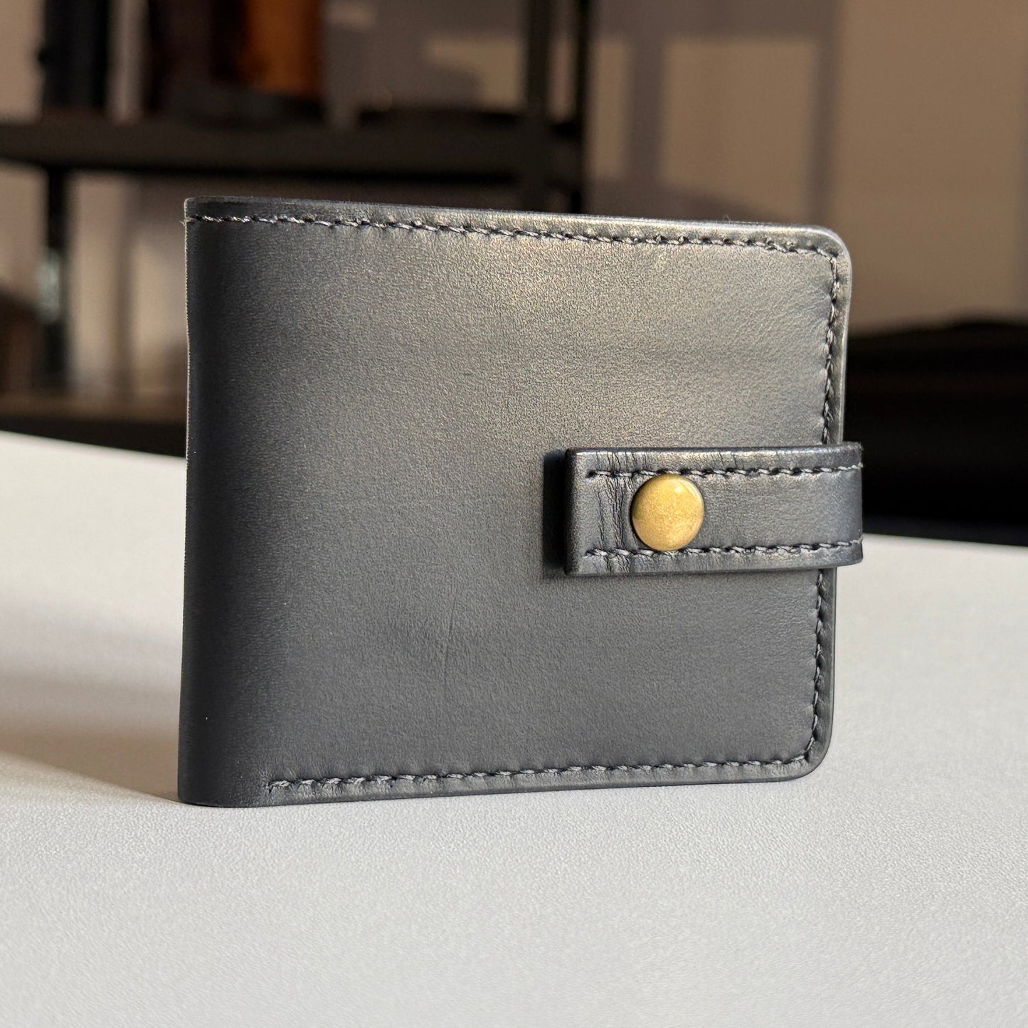 Skórzany portfel bifold z wygrawerowaną datą „15.05.2025” – wymiary 11,7x8,3x1,6 cm (4,61″x3,27″x0,63″)


