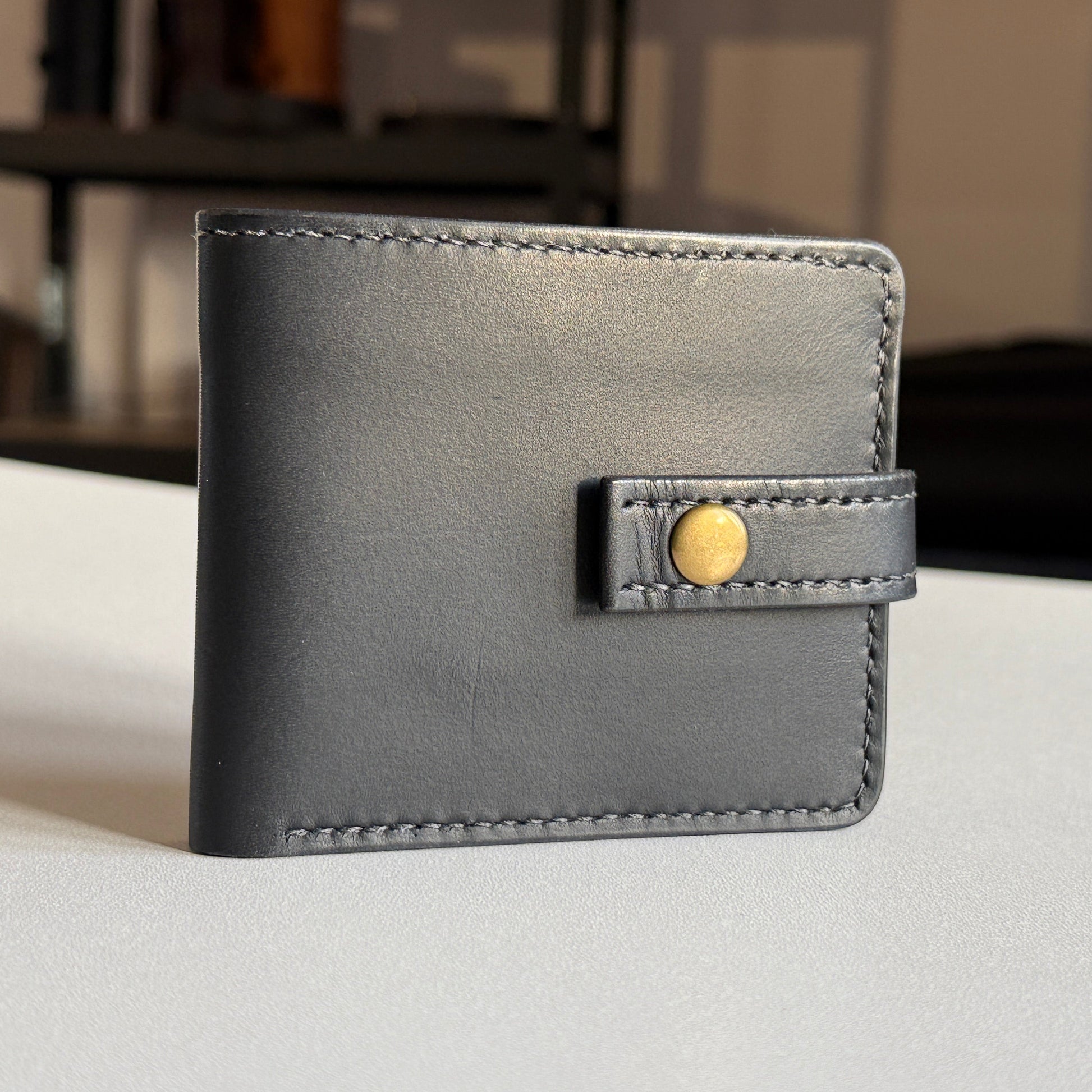 Skórzany portfel bifold z wygrawerowaną datą „15.05.2025” – wymiary 11,7x8,3x1,6 cm (4,61″x3,27″x0,63″)


