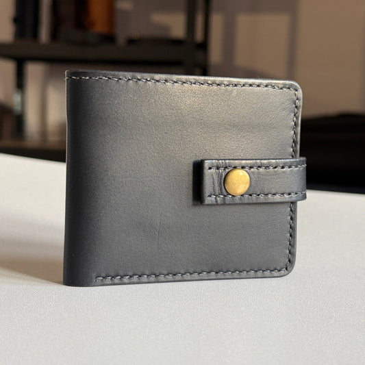 Skórzany portfel bifold z wygrawerowaną datą „15.05.2025” – wymiary 11,7x8,3x1,6 cm (4,61″x3,27″x0,63″)


