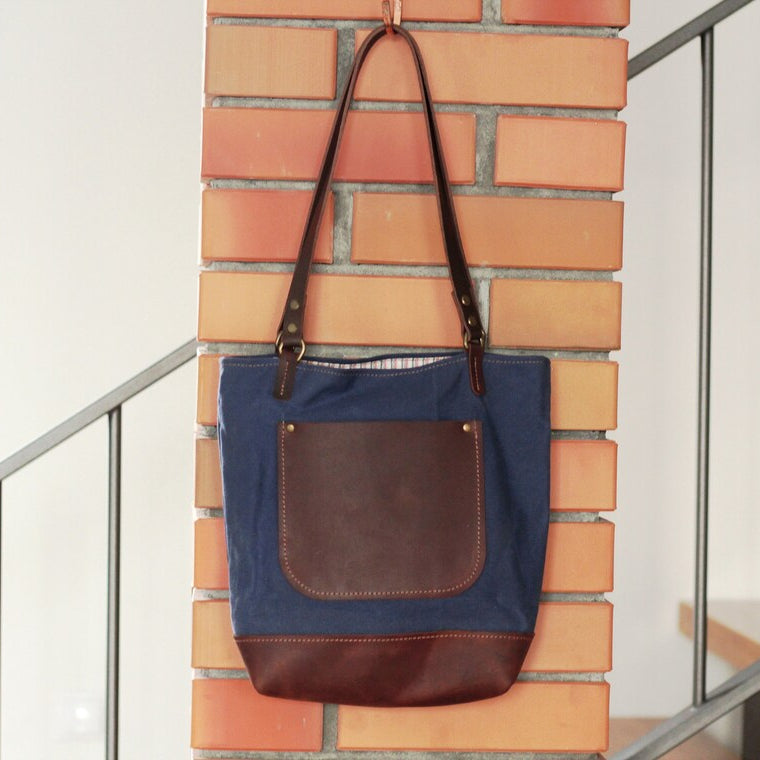Torba z woskowanego płótna i skóry – wymiary wys. 29,2 cm (11,5″) – kolor czarny

